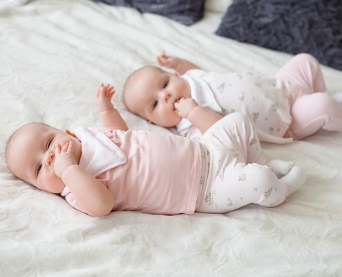 Dorka és Sára babafotozás - ikrek fotózása